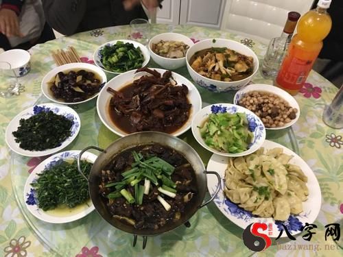 梦见去别人家吃饭