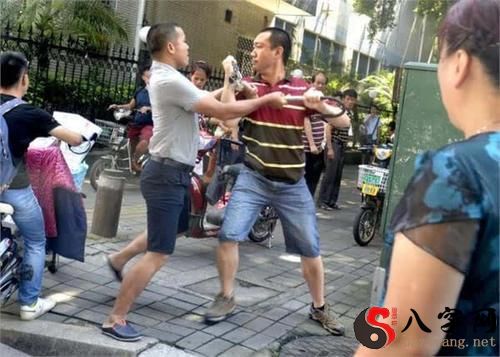 梦见看别人打架