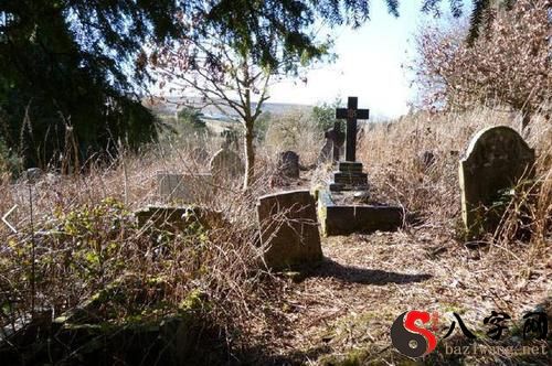 梦见在坟墓旁边睡觉